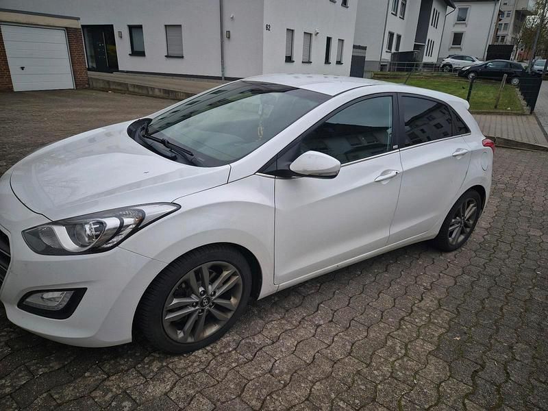 Gebraucht Hyundai i30 110 PS (80 kW) 2017 Weiß Limousine