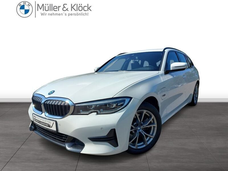 Alpinweiß uni Gebraucht 2022 BMW 320e Sport Line Kombi | 26.990 € (Guter Preis) - Bild 1/4