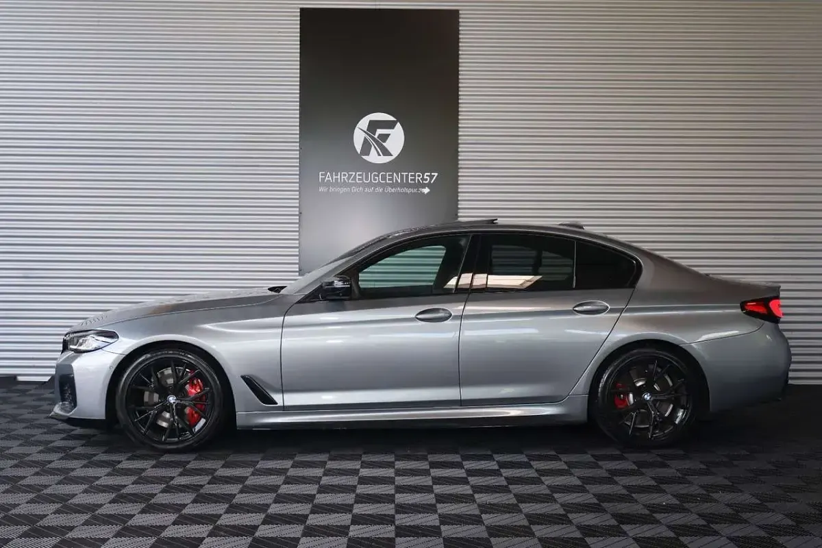 Gebraucht BMW 550 530 PS (389 kW) 2023 Skyscraper grau Limousine