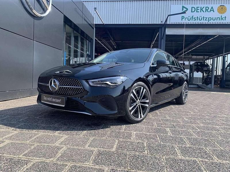 Unilack nachtschwarz Gebraucht 2024 Mercedes CLA180 Shooting Brake Progressive Kombi | 33.450 € (Teuer) - Bild 1/4