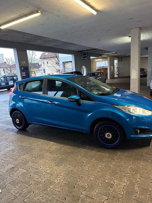 Gebraucht Ford Fiesta Trend 95 PS (69 kW) 2015 Blau Kleinwagen