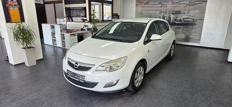 Gebraucht Opel Astra Design Edition 101 PS (74 kW) 2012 Weiß Limousine