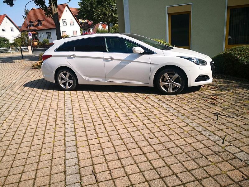 Weiß Gebraucht 2016 Hyundai i40 Premium Kombi | 9.500 € (Guter Preis) - Bild 1/4
