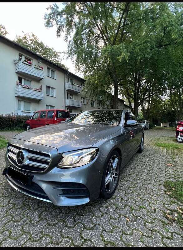 Grau Gebraucht 2019 Mercedes E350 AMG line Limousine | 30.000 € (Fairer Preis) - Bild 1/4