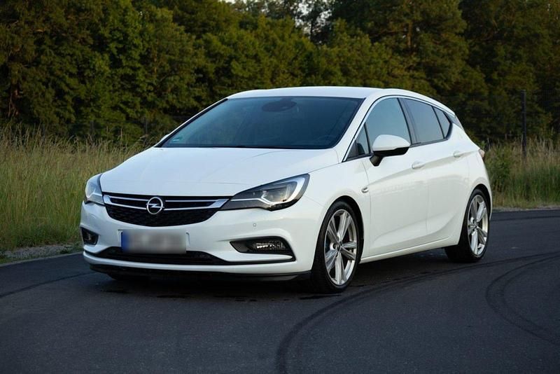 Weiß Gebraucht 2017 Opel Astra Limousine | 14.000 € (Teuer) - Bild 1/4