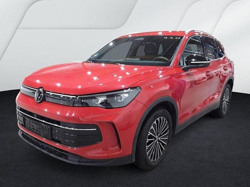 Gebraucht VW Tiguan 150 PS (110 kW) 2025 Persimmon red metallic SUV