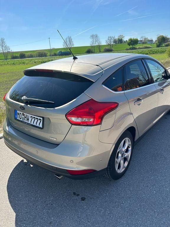 Używany Ford Focus Titanium 150 KM (110 kW) 2015 Złoty Sedan/Limuzyna
