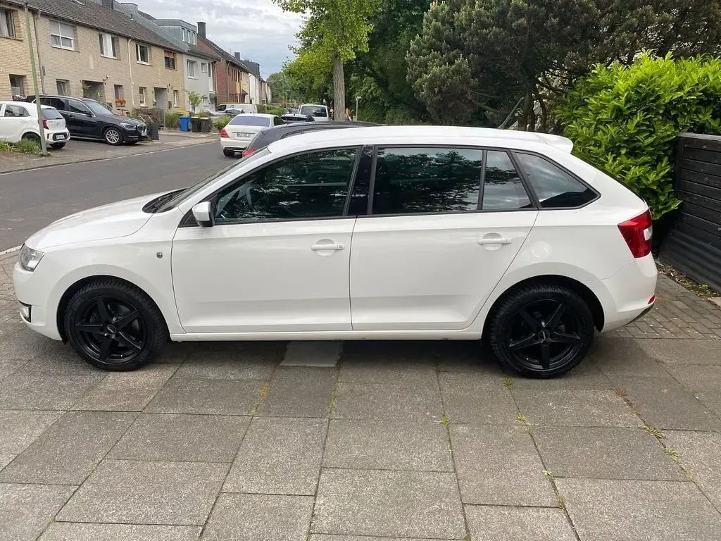 Gebraucht Skoda Rapid Elegance 105 PS (77 kW) 2013 Weiß Kleinwagen