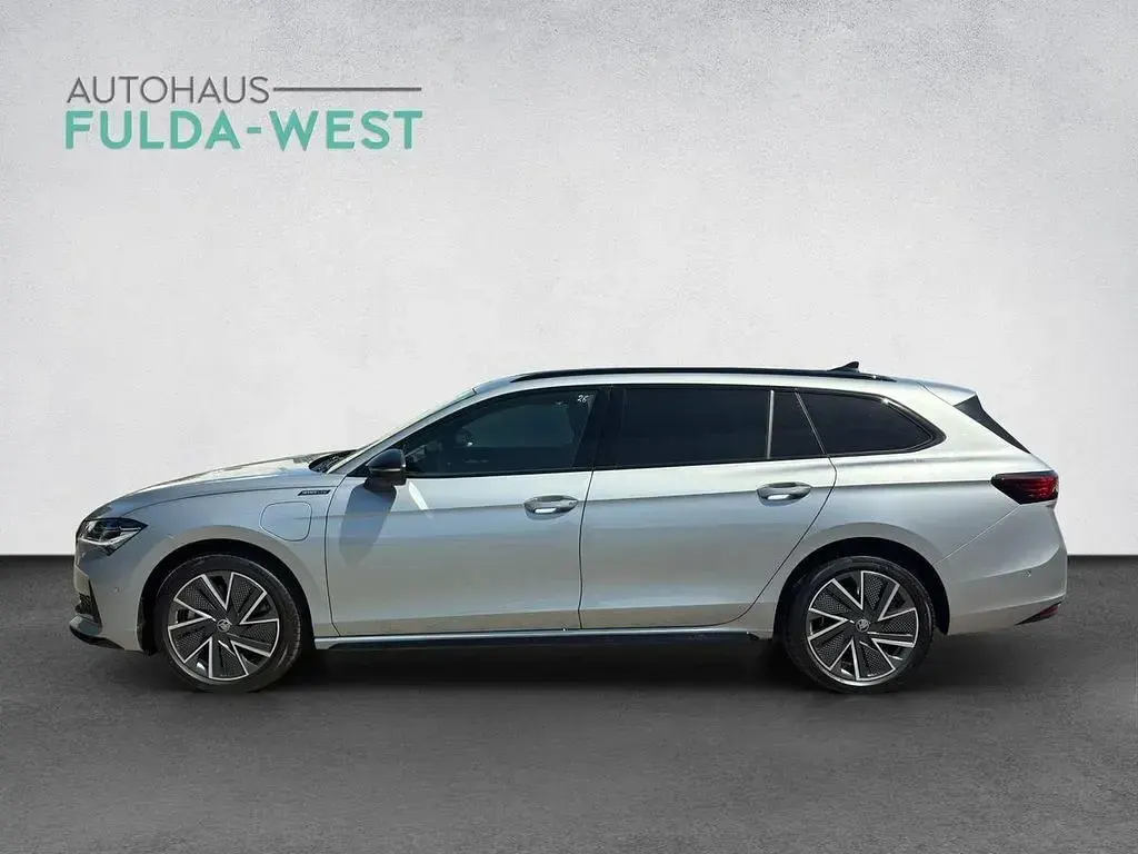 Neu Skoda Superb SportLine 204 PS (150 kW) 2026 Silber Kombi