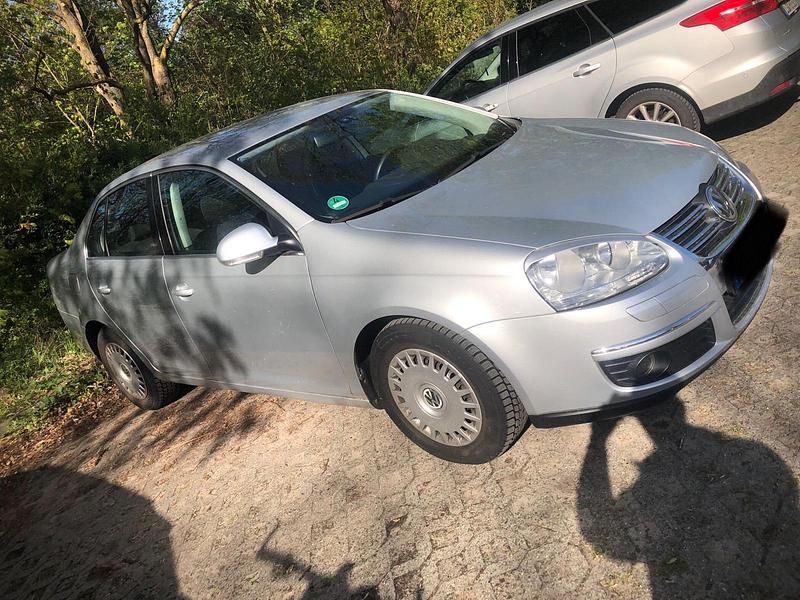 Second-hand VW Jetta 116 CP (85 kW) 2006 Argintiu Berlinǎ