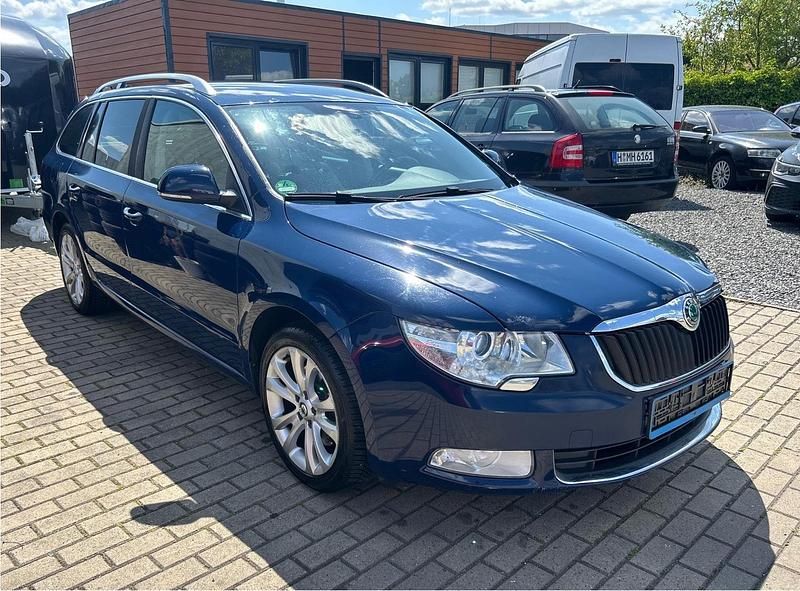 Blau Gebraucht 2011 Skoda Superb Kombi | 4.900 € (Superpreis) - Bild 1/4