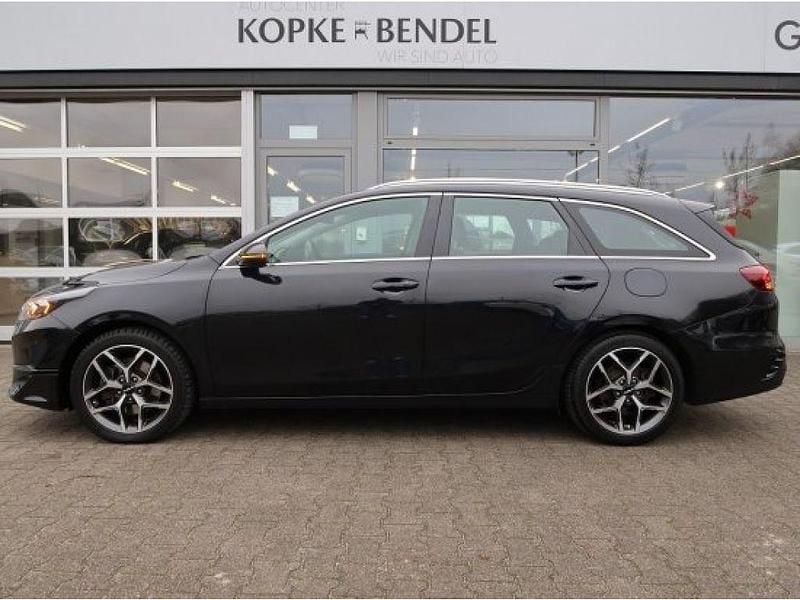 Gebraucht Kia Ceed Spirit 160 PS (117 kW) 2022 Zilinaschwarz metallic (metallic) Kleinwagen