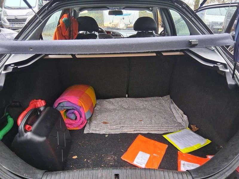 Orange Gebraucht 1996 Ford Mondeo Ghia Limousine | 1.850 € - Bild 1/4