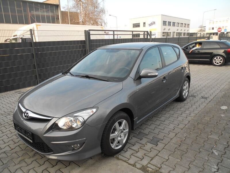 Grau Gebraucht 2012 Hyundai i30 Classic Limousine | 5.450 € (Guter Preis) - Bild 1/4