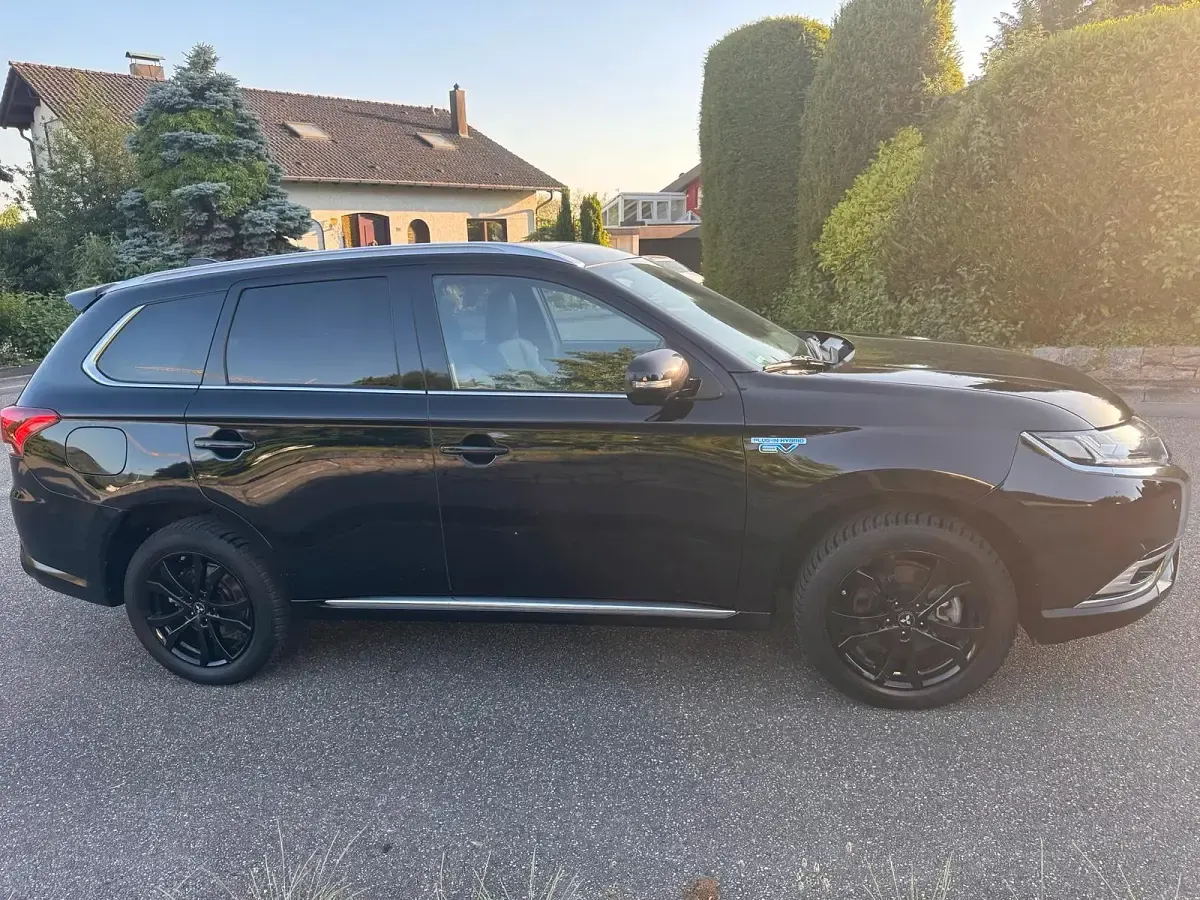 Gebraucht Mitsubishi Outlander P-HEV 224 PS (164 kW) 2019 Schwarz SUV