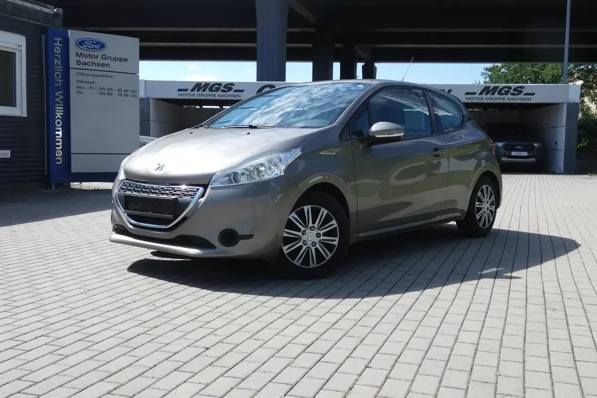 Gebraucht Peugeot 208 Active 82 PS (60 kW) 2014 Spirit grey Kleinwagen