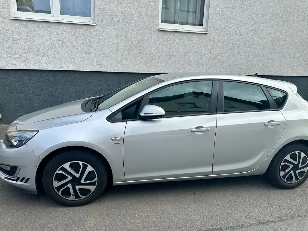 Gebraucht Opel Astra Edition 140 PS (102 kW) 2013 Silber Limousine