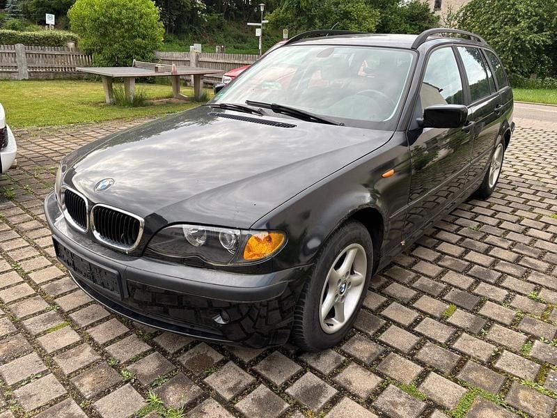 Schwarz Gebraucht 2002 BMW 320 Kombi | 1.200 € - Bild 1/4