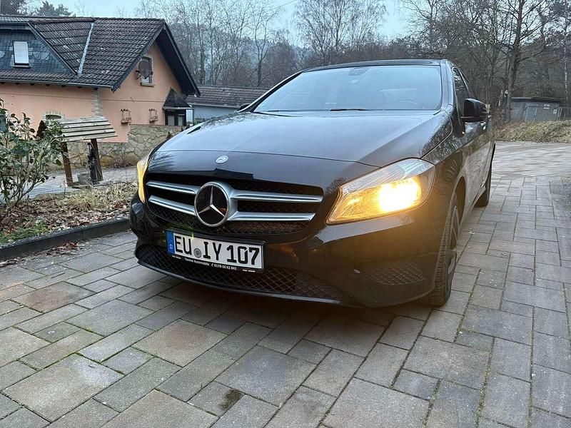 Gebraucht Mercedes A180 122 PS (89 kW) 2014 Kosmosschwarz  metalliclack Kleinwagen