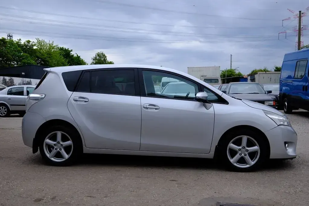 Gebraucht Toyota Verso Life 177 PS (130 kW) 2013 Silber Van / Kleinbus