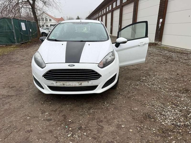 Gebraucht Ford Fiesta Trend 80 PS (58 kW) 2013 Frostweiß Kleinwagen