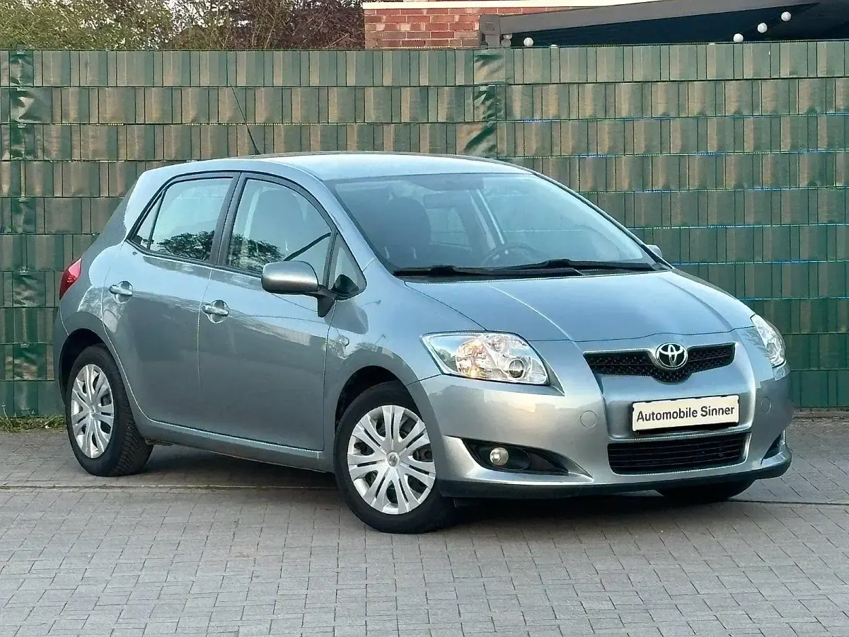 Gebraucht Toyota Auris Team 124 PS (91 kW) 2008 Medium silver metallic Kleinwagen