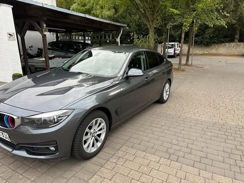 Grau Gebraucht 2016 BMW 325 Limousine | 15.499 € (Guter Preis) - Bild 1/4