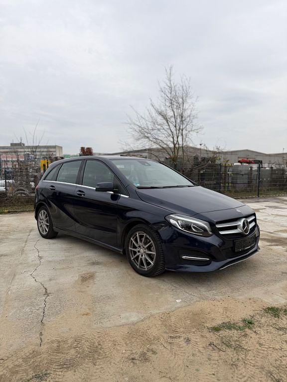 Gebraucht Mercedes B220 177 PS (130 kW) 2018 Blau Van / Kleinbus