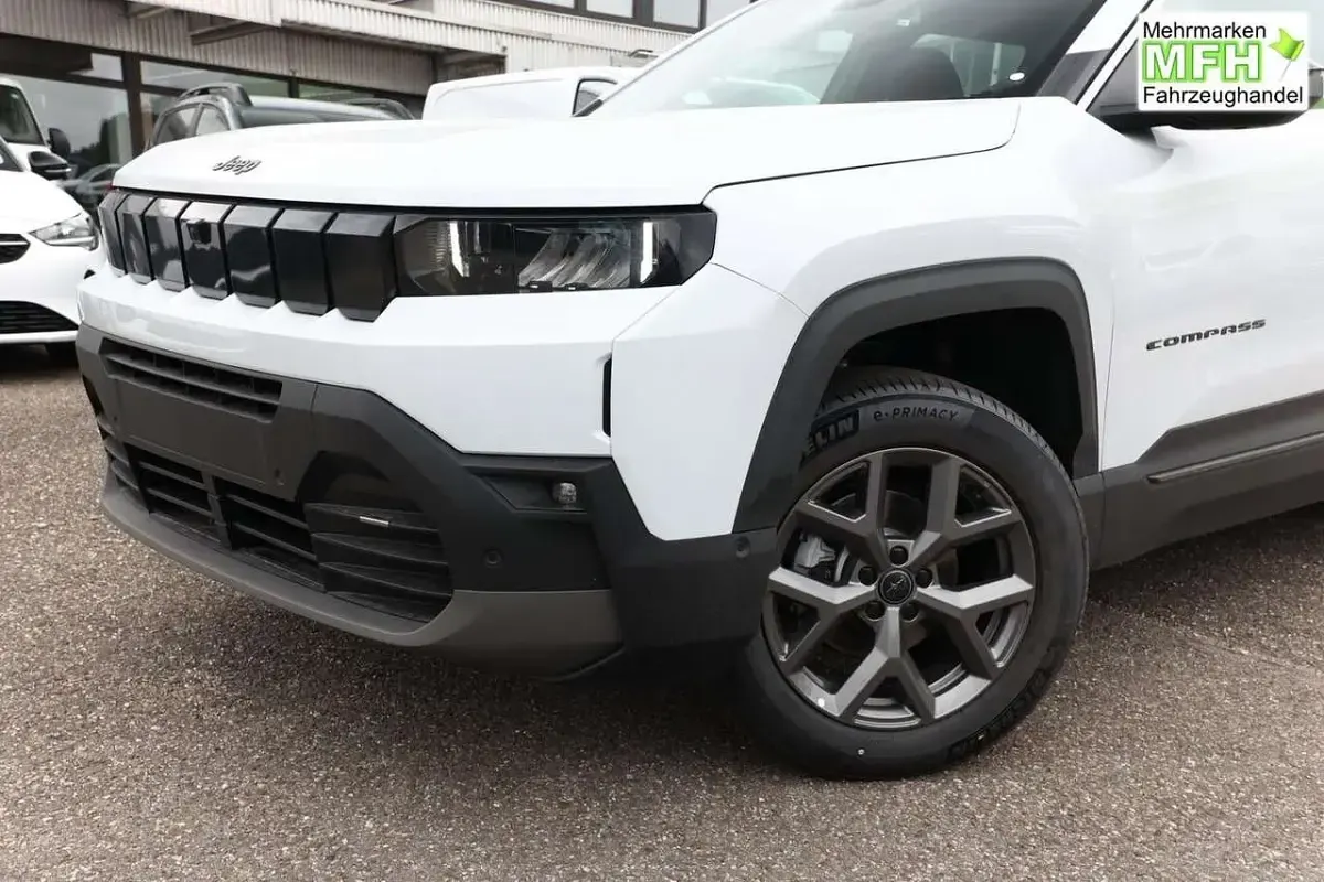 Neu Jeep Compass Altitude 136 PS (100 kW) 2026 Antarctica white metallic SUV