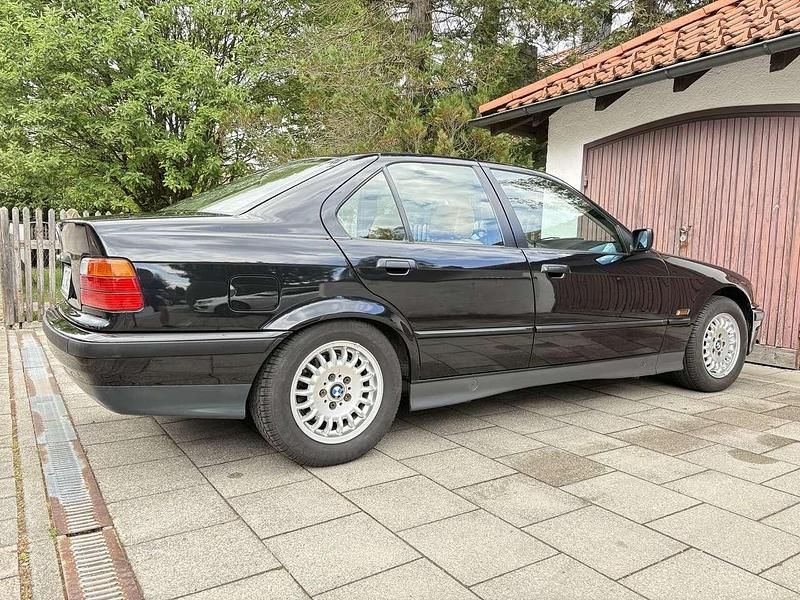 Second-hand BMW 325 192 CP (141 kW) 1994 Negru Berlinǎ