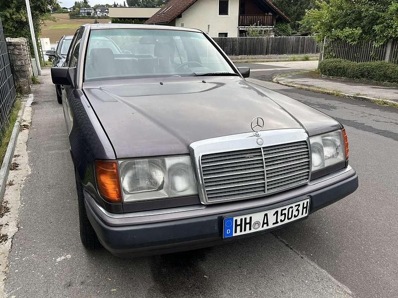 Braun Gebraucht 1992 Mercedes E230 Limousine | 4.900 € - Bild 1/4