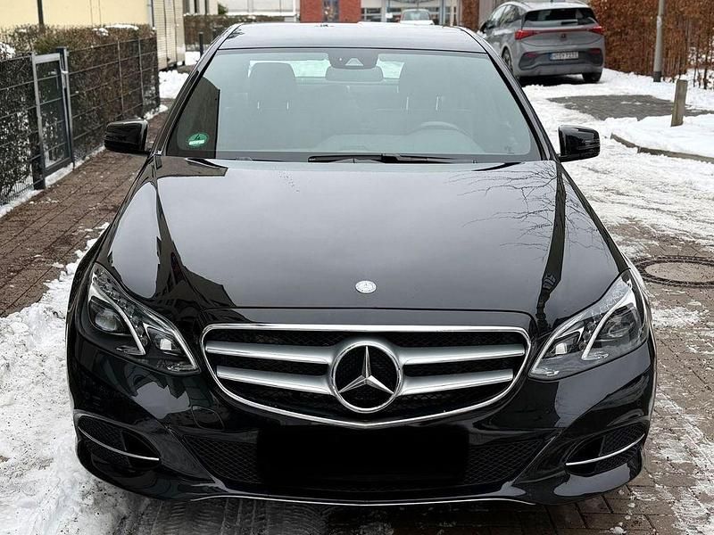 Obsidianschwarz Gebraucht 2015 Mercedes E200 Limousine | 18.499 € (Fairer Preis) - Bild 1/4
