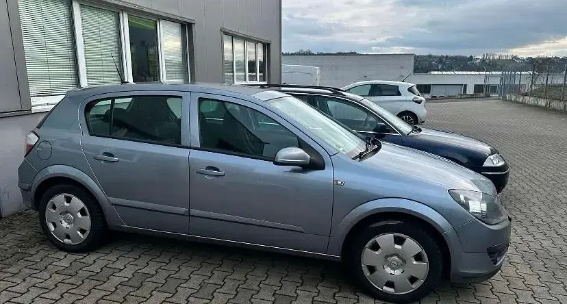 Używany Opel Astra 90 KM (66 kW) 2006 Niebieski Hatchback