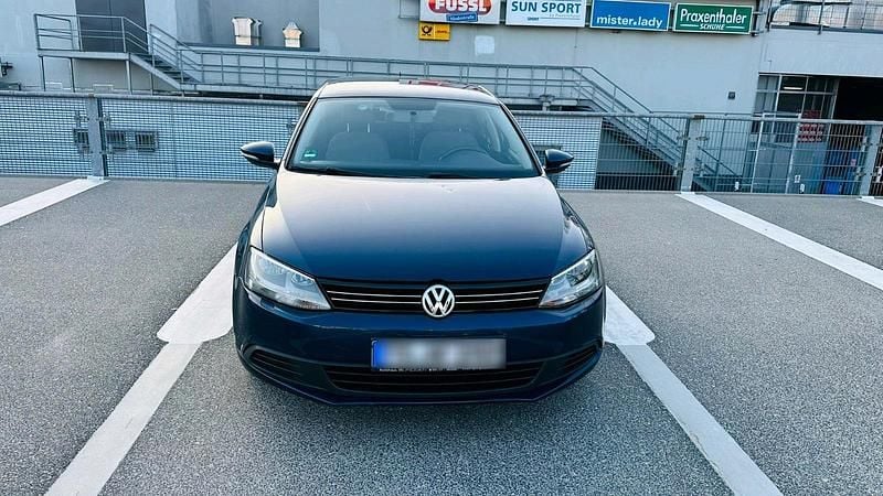 Second-hand VW Jetta 140 CP (102 kW) 2011 Albastru Berlinǎ