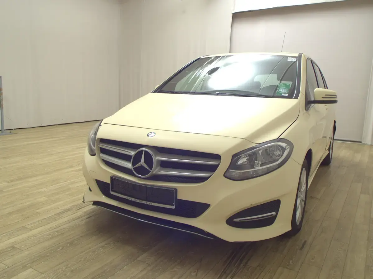 Gebraucht Mercedes B180 Style 109 PS (80 kW) 2016 Hellelfenbein unilack Van / Kleinbus