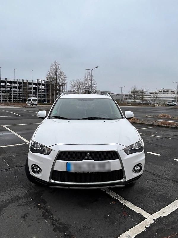 Weiß Gebraucht 2010 Mitsubishi Outlander Top SUV | 5.790 € (Fairer Preis) - Bild 1/4