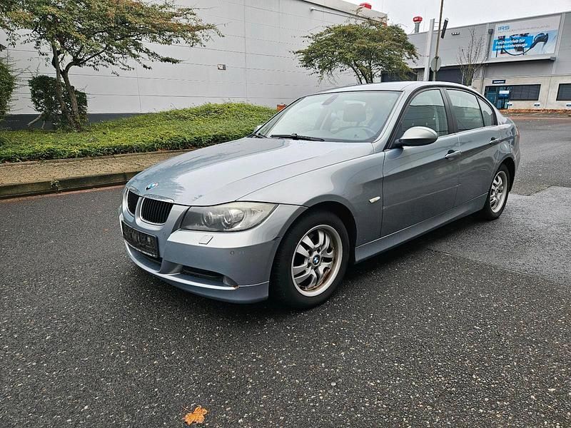 Blau Gebraucht 2006 BMW 320 Limousine | 2.900 € (Guter Preis) - Bild 1/4