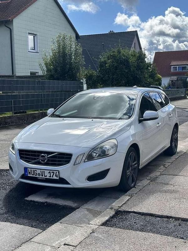 Weiß Gebraucht 2013 Volvo V60 Kombi | 11.700 € (Fairer Preis) - Bild 1/4