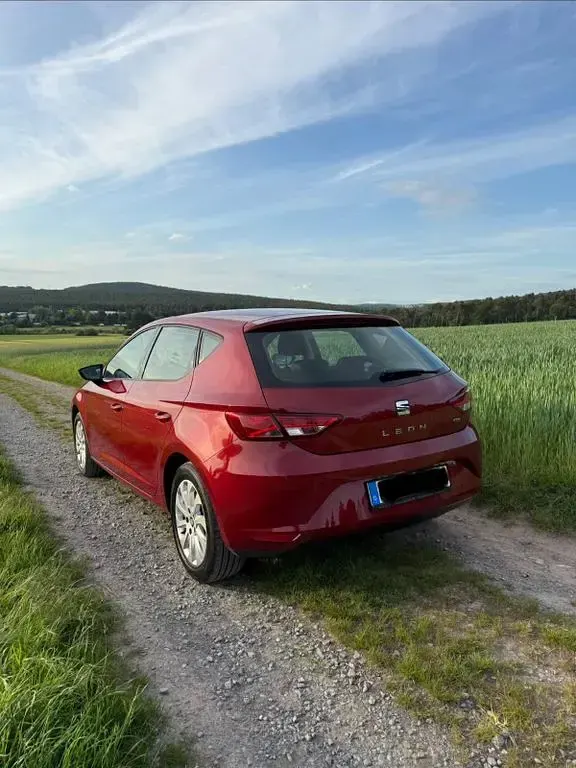 Używany Seat Leon Style 150 KM (110 kW) 2014 Czerwony Sedan/Limuzyna