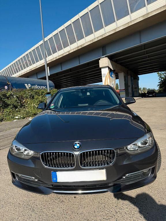 Grau Gebraucht 2015 BMW 316 Luxury Line Limousine | 13.500 € (Fairer Preis) - Bild 1/4