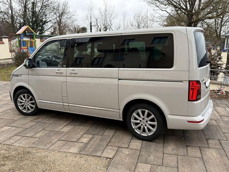 Gebraucht VW Multivan 150 PS (110 kW) 2022 Grau Van