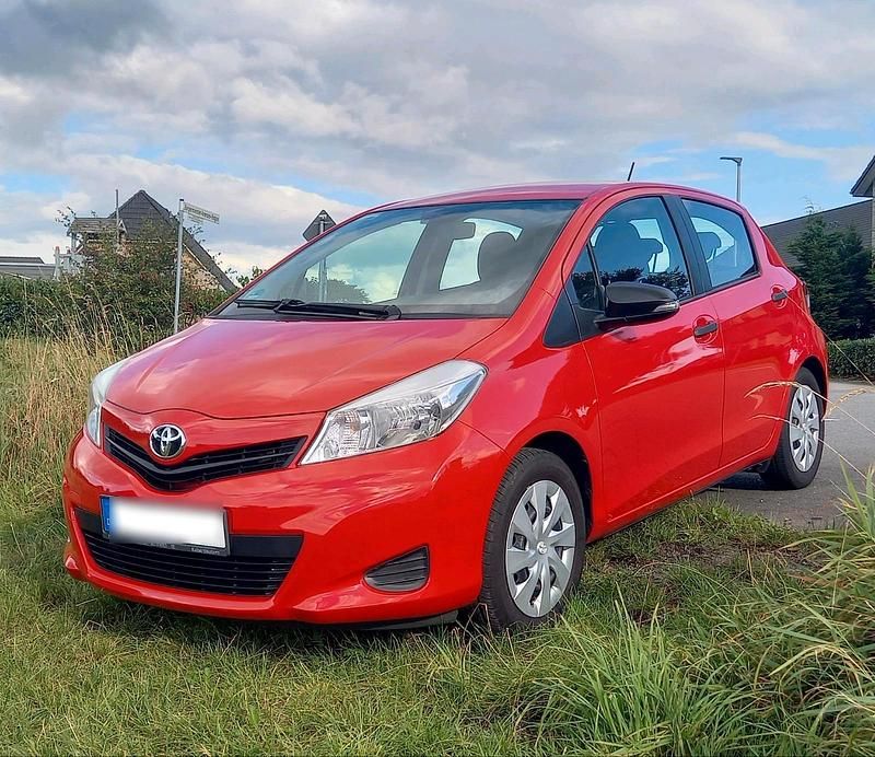 Rot Gebraucht 2014 Toyota Yaris Trend Kleinwagen | 6.700 € (Guter Preis) - Bild 1/4
