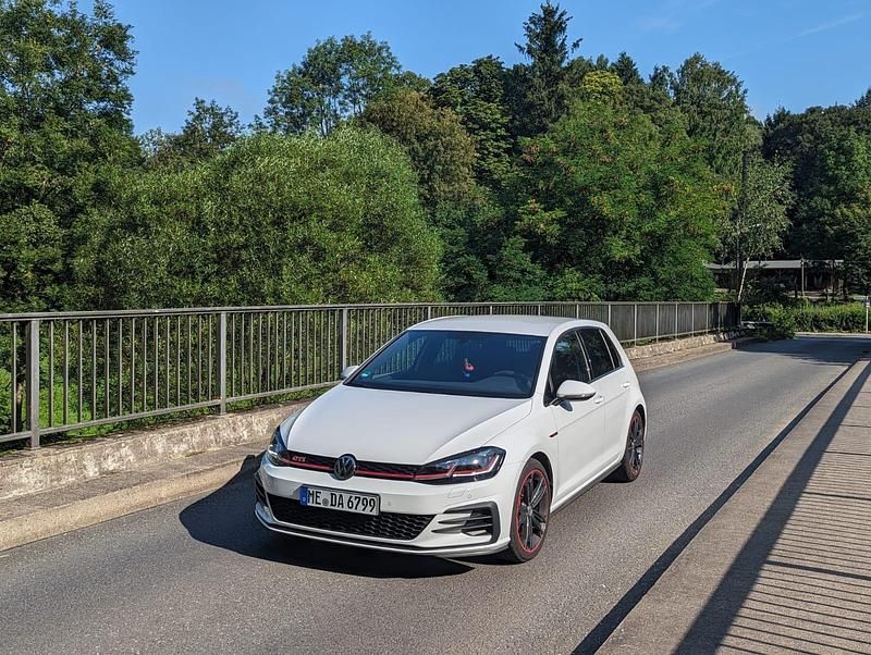 Weiß Gebraucht 2019 VW Golf VII GTI Limousine | 19.900 € - Bild 1/4