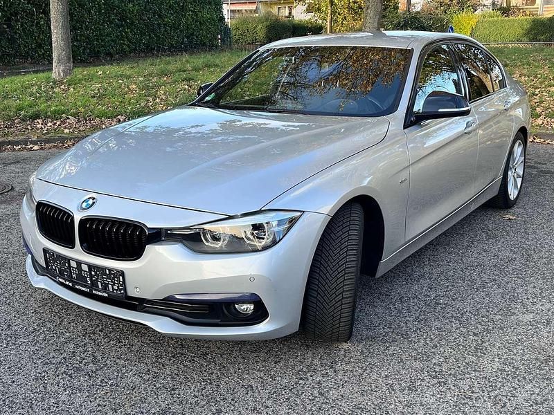 Glaciersilber metallic Gebraucht 2017 BMW 318 Sport Line Limousine | 15.990 € (Fairer Preis) - Bild 1/4