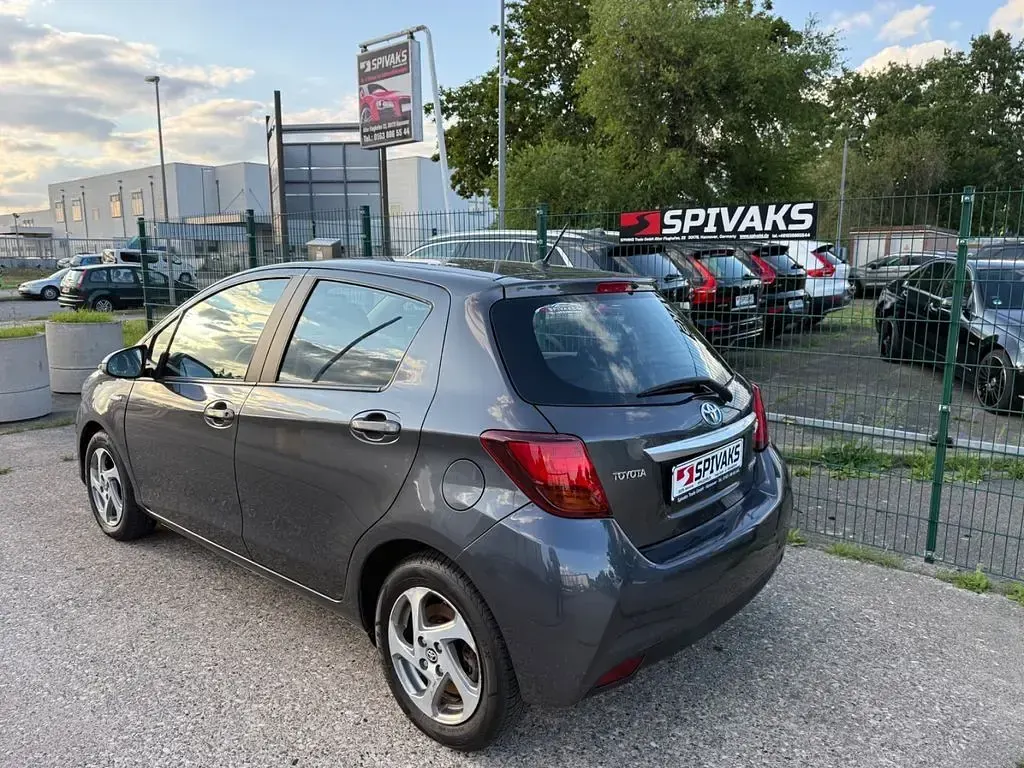 Gebraucht Toyota Yaris Hybrid Edition-S 75 PS (55 kW) 2016 Grau Limousine