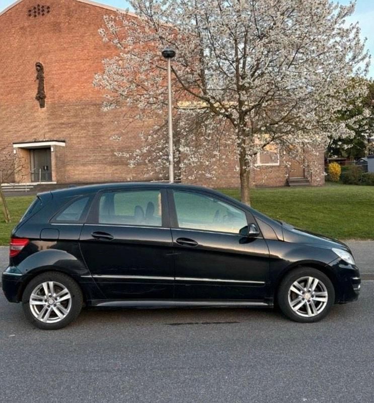 Schwarz Gebraucht 2010 Mercedes B180 Van / Kleinbus | 3.500 € (Fairer Preis) - Bild 1/4