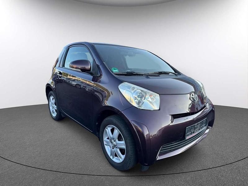 Deep amethyst mica metallic Gebraucht 2009 Toyota iQ Kleinwagen | 3.990 € (Fairer Preis) - Bild 1/4