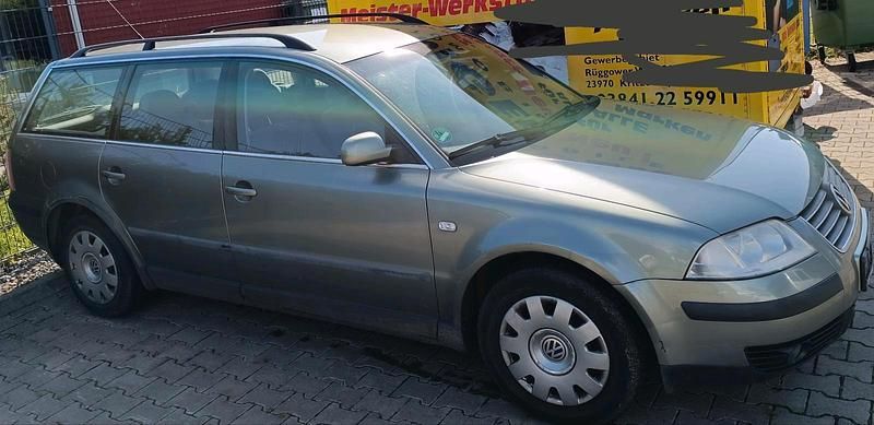 Grün Gebraucht 2003 VW Passat Kombi | 750 € (Superpreis) - Bild 1/3