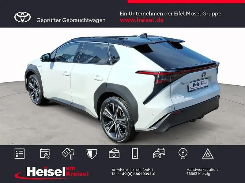 Gebraucht Toyota bZ4X Basis 150 kW (204 PS) 2023 Platinumweiß perleffekt / dach schwarz SUV