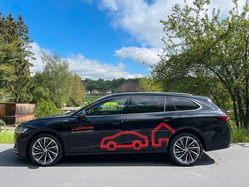 Gebraucht Skoda Superb LAURIN & KLEMENT 150 PS (110 kW) 2025 Ebony schwarz metallic Kombi